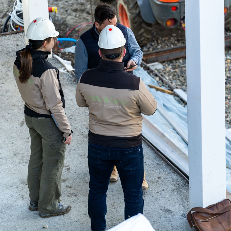 Grande maison blanche avec un jardin verdoyant, entourée d'arbres et de buissons à Collonge-Bellerive.