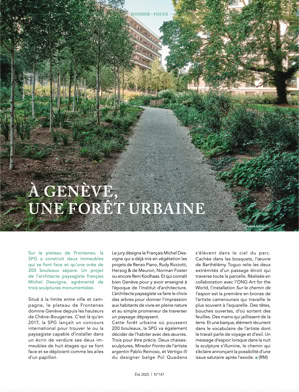 Chemin entouré de végétation luxuriante avec des arbres et des buissons, bâtiments visibles à l'arrière-plan, texte en bas de l'image.